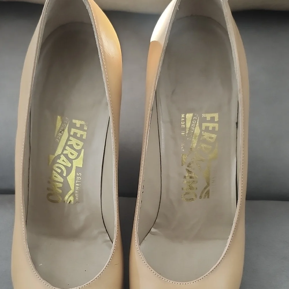 Salvatore Ferragamo Beige  Leather Pointed-Toe Pumps - Picture 2 of 11